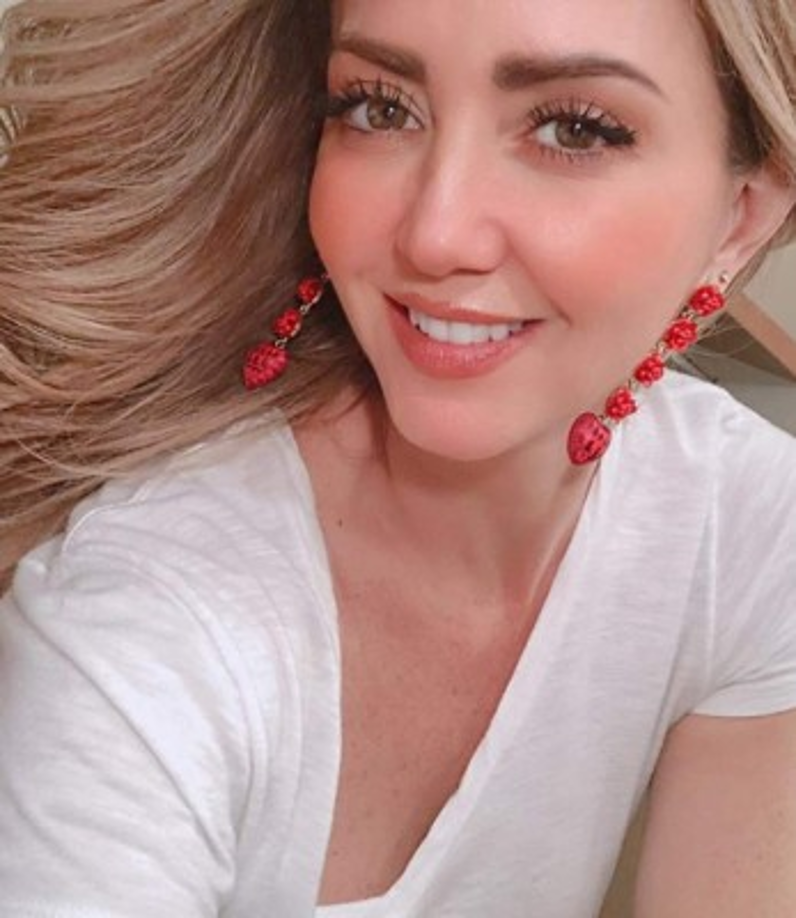 En 1998 Andrea Legarreta estuvo interesada en protagonizar la telenovela Tres mujeres en el personaje de 'Fátima Uriarte', Pero lo rechazó y siguió en la conducción, años después hizo una aparición en la cinta La segunda noche.<br/>