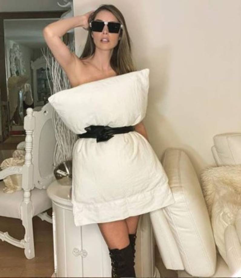 Marlene Favela optó por combinar su almohada con un cinturón de color negro, lentes cuadrados oscuros y unas botas altas de piel.