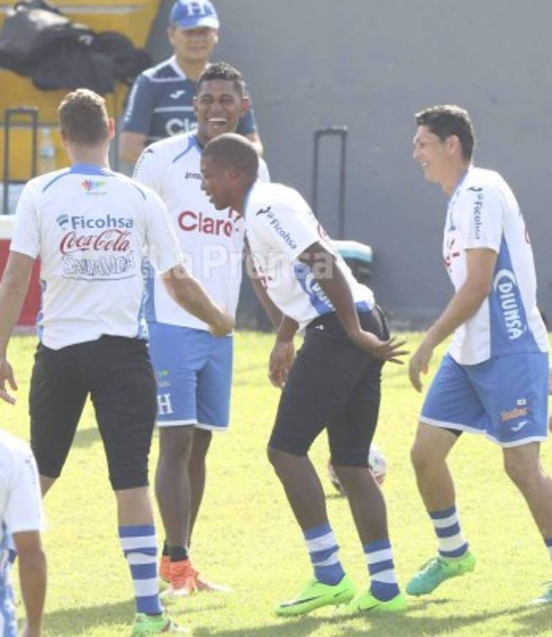 Javier Delgado (de espaldas), joven portero del Honduras Progreso, fue una de las novedades en el entreno, se hizo presente por invitación de Pinto.