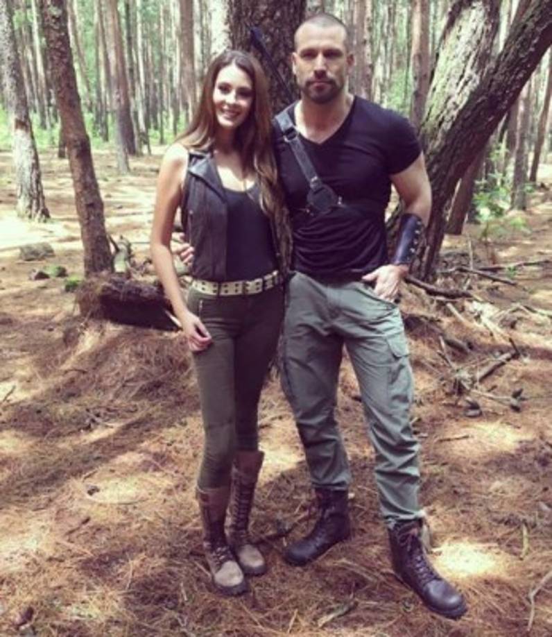 Karla, que representó a México en el Miss Universo 2009 en las Bahamas, interpreta el personaje de Corina Saldaña, una agente de la DEA que se involucra sentimentalmente con Aurelio Casillas, personificado por Rafael Amaya.