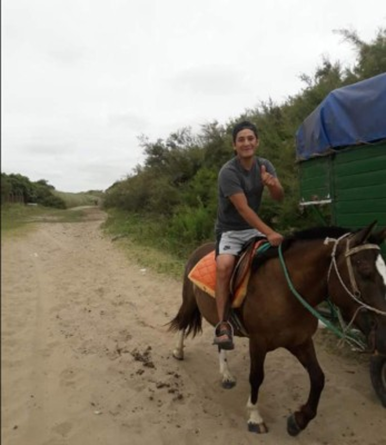 La víctima fue identificada como Jaime Choque Orosco. Según las primeras versiones de la policía, Orosco murió desangrado luego de que le rompieran la cabeza de un botellazo.