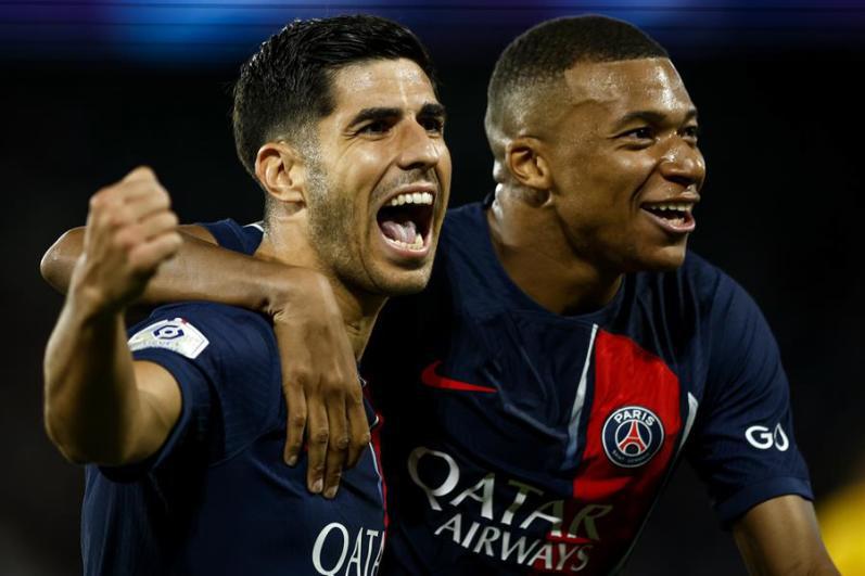 Asensio celebrando junto a Mbappé su primer gol oficial con el PSG.
