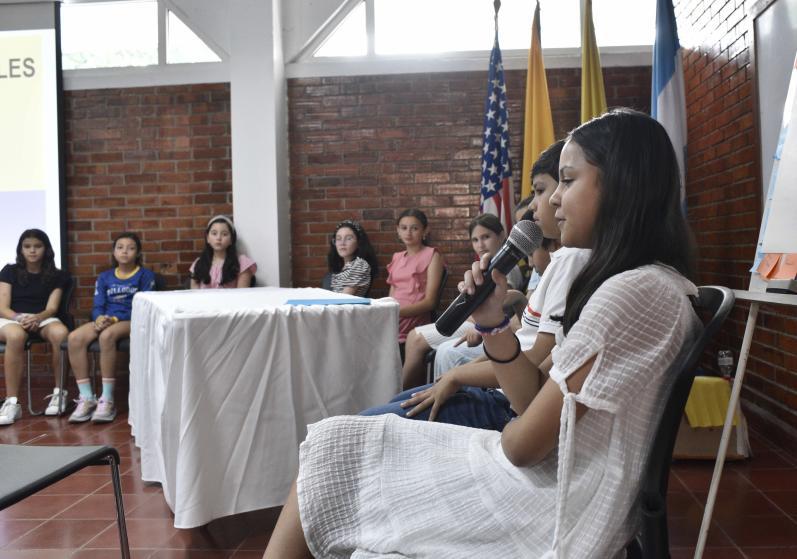 Los estudiantes respondieron a preguntas de interés mundial.