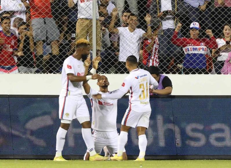 Jerry Bengtson celebrando su gol para el 1-0 de Olimpia contra el Marathón.