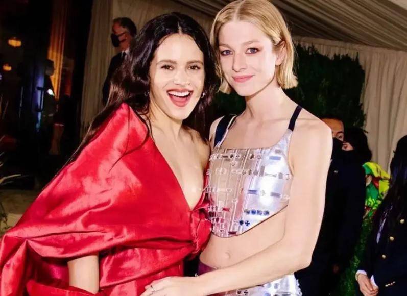 En los últimos años, se ha construido toda una teoría en torno a las dos estrellas. En la plataforma X (el antiguo Twitter) se publicaron un sinfín de hilos recopilando las pistas que confirmarían su noviazgo secreto.