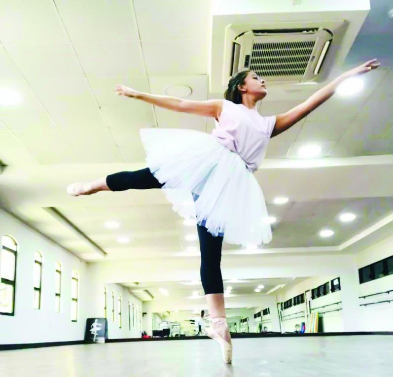 La joven artista imparte clases diariamente durante siete horas, a personas de 2 años hasta mayores de 60.