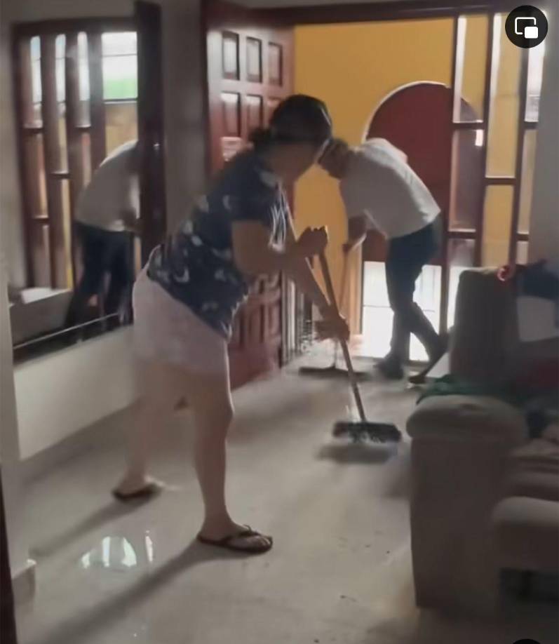 Y es que su casa se inundó por lo que junto a su esposo Carlos y su hija mayor María Fernanda tuvieron que sacar el agua acumulada en el interior de su vivienda. 
