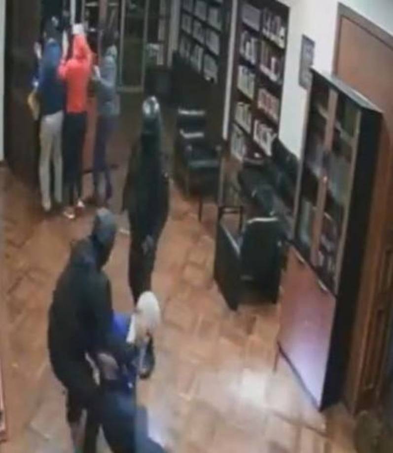 Más adelante se ve al diplomático forcejeando con los agentes que lo arrastran agarrado del cuello. 