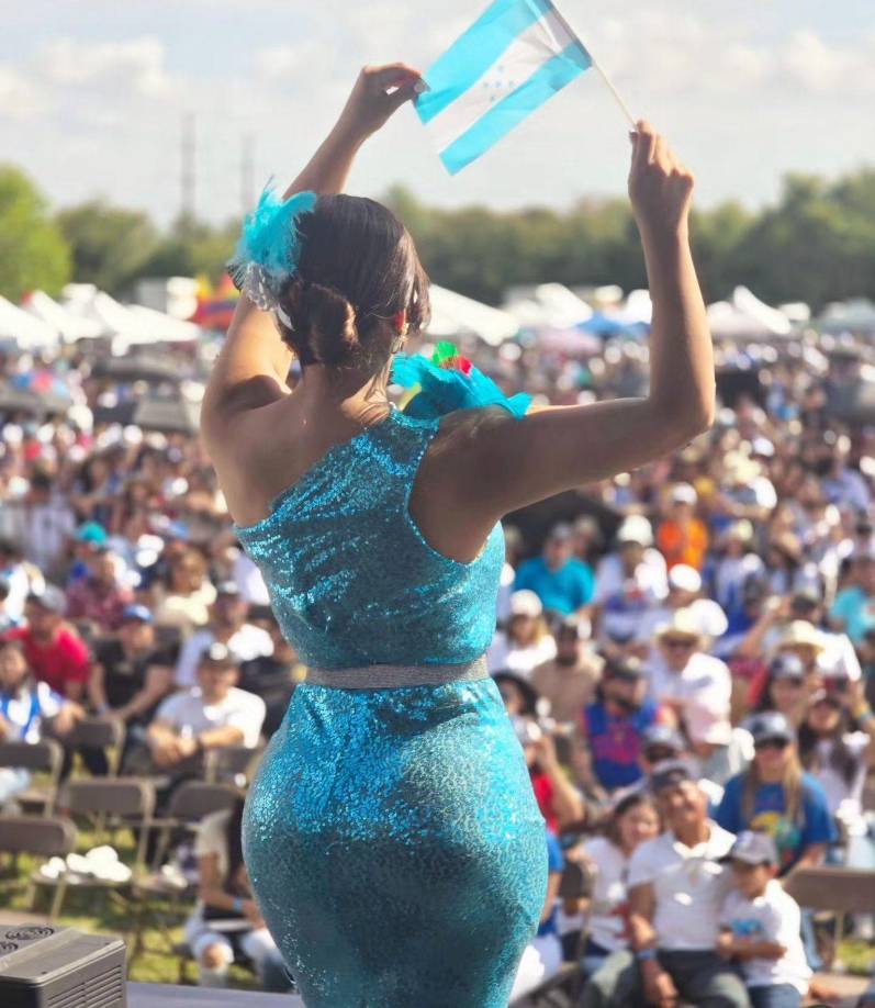 Lejos de su tierra, pero con el corazón amando a Honduras la presentadora se dejó ver con un espectacular vestido diseñado por ella misma.