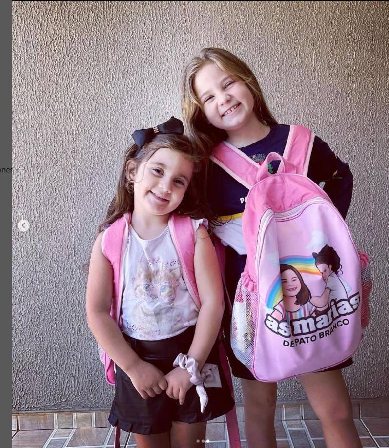 Las nenas también tienen su propia línea de bolsos escolares, que sus seguidores pueden adquirir en línea.