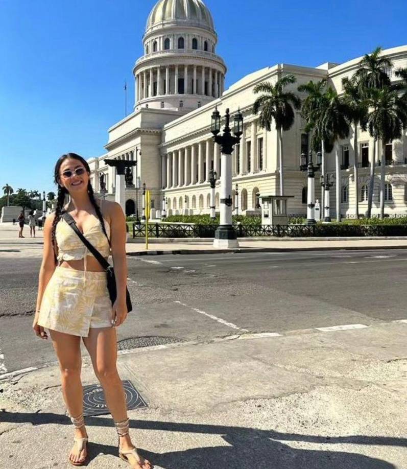 “Cuando me dieron el diploma no pude evitar derramar lágrimas, pero de alegría, de lo bien que se siente ver resultados cuando te esfuerzas y sabes que proviene de mucho trabajo y sacrificio”, escribió la bella periodista hondureña. 