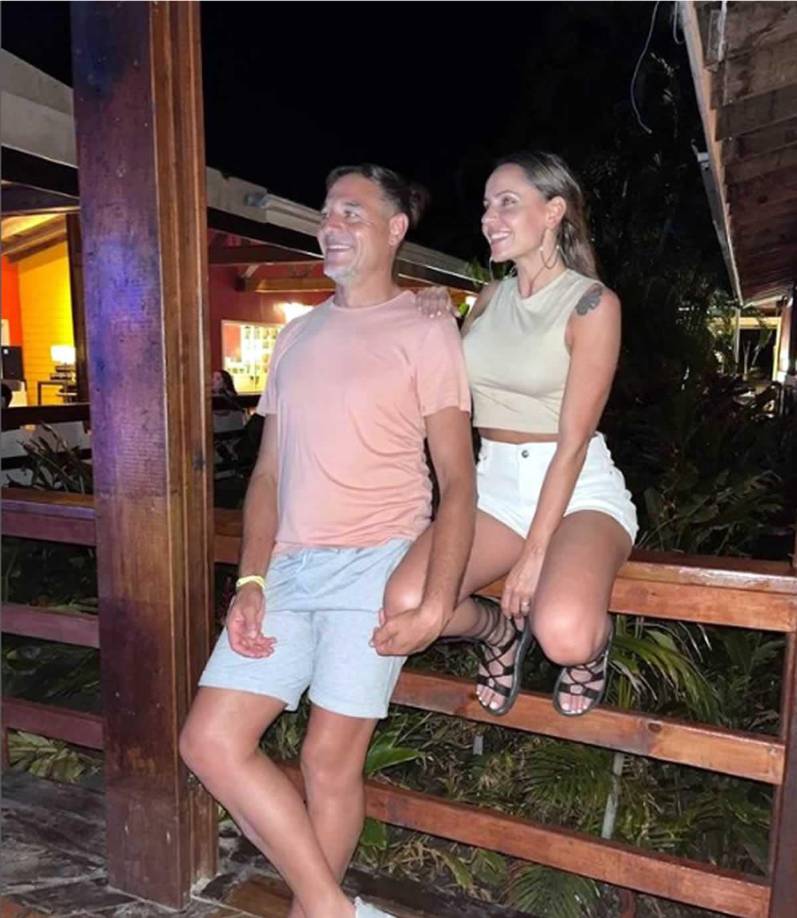 La esposa del técnico campeón, Taly Ávila, ha estado compartiendo imágenes de lo que hacen en la isla del caribe hondureño.