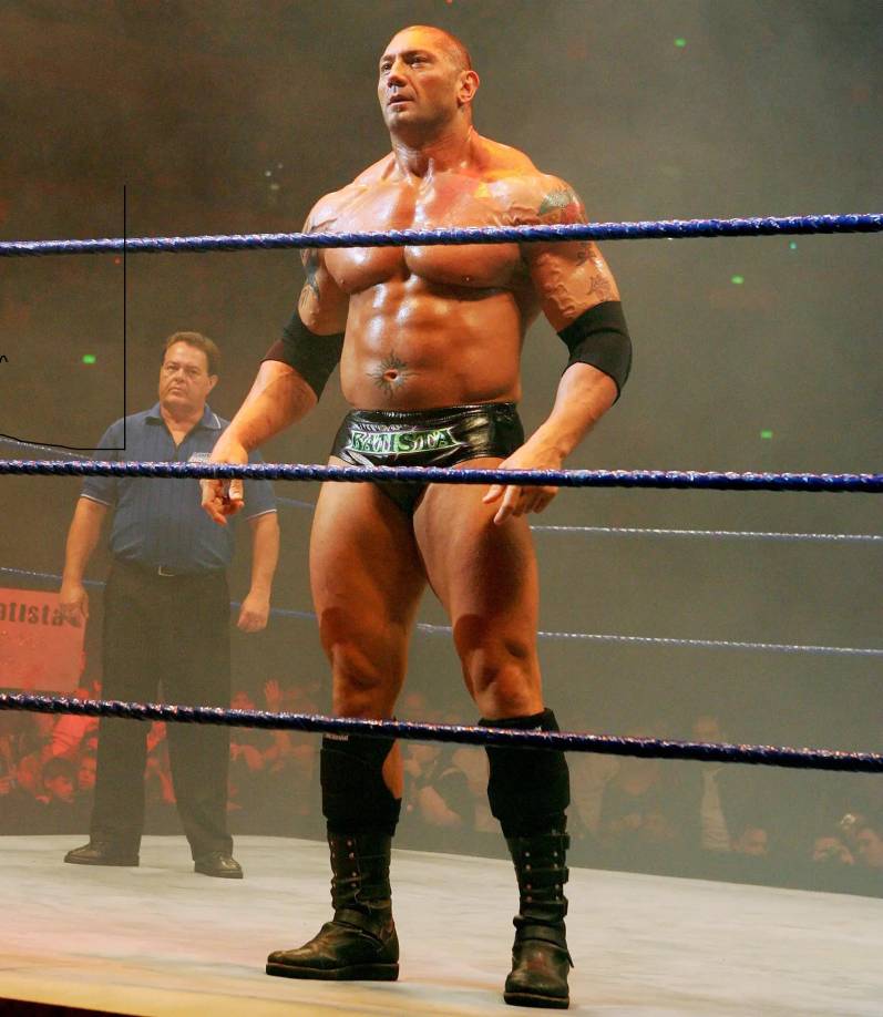 La estrella de cine hizo varias apariciones con la WWE entre 2002 y 2019 y fue descrito como un tonto musculoso antes de convertirse en el Campeón Mundial de Peso Pesado. Pesaba unas imponentes 290 libras y medía 6 pies y 6 pulgadas de alto, elevándose por encima de muchos de sus oponentes.