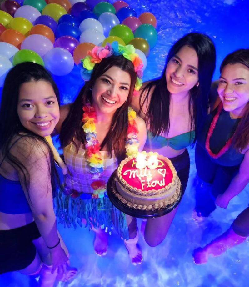 Sus compañeros y amigos la sorprendieron con música, confeti y gritos de felicitaciones. Además, desde que llegó le colocaron un collar y una corona de flores en torno a la temática de la fiesta hawaiana que le prepararon.