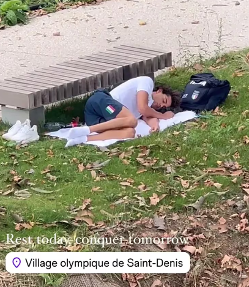 Casualidad o no después de sus declaraciones, Ceccon apareció durmiendo al aire libre en un parque tras quejarse públicamente de los alojamientos de la Villa Olímpica.