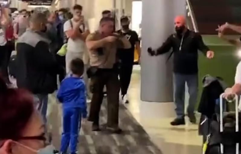 Disturbio en aeropuerto de Miami deja 2 detenidos por agredir a policía
