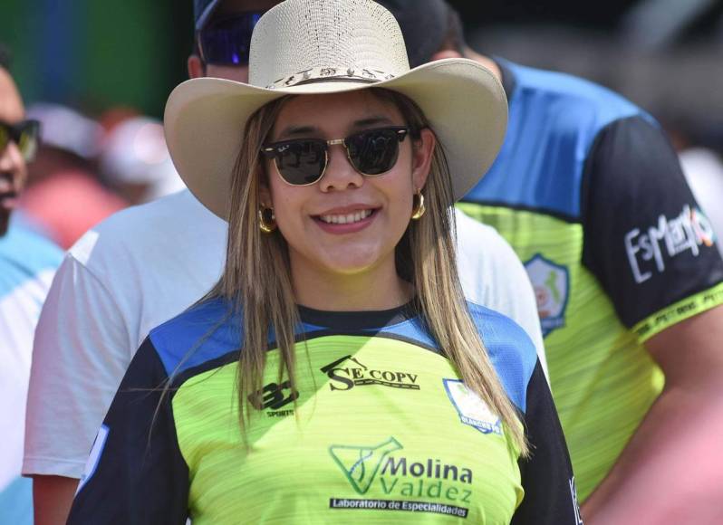 Mujer policía cautiva: Las bellas chicas de la final de ida Olancho-Olimpia