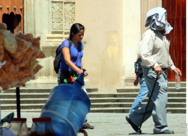 La recomendación es exponerse lo menos posible al sol y usar ropa que cubra la piel expuesta.