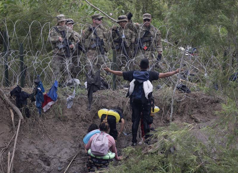 Otros cientos se lanzan al río Bravo en un intento desesperado para ingresar a EEUU pero son bloqueados por la Guardia Nacional de Texas.