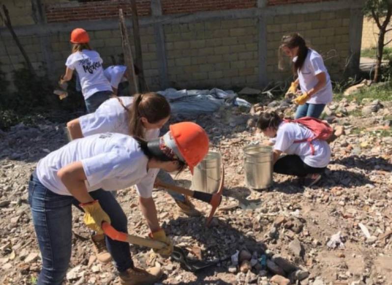 La red social de Instagram, tomó la decisión de eliminar la cuenta de la joven debido a que cientos de usuarios comenzaron a comentarles sus fotografías.<br/><br/>Después del terremoto del 2017, participó como voluntaria en la reconstrucción de viviendas en Jojutla de Juárez en México.