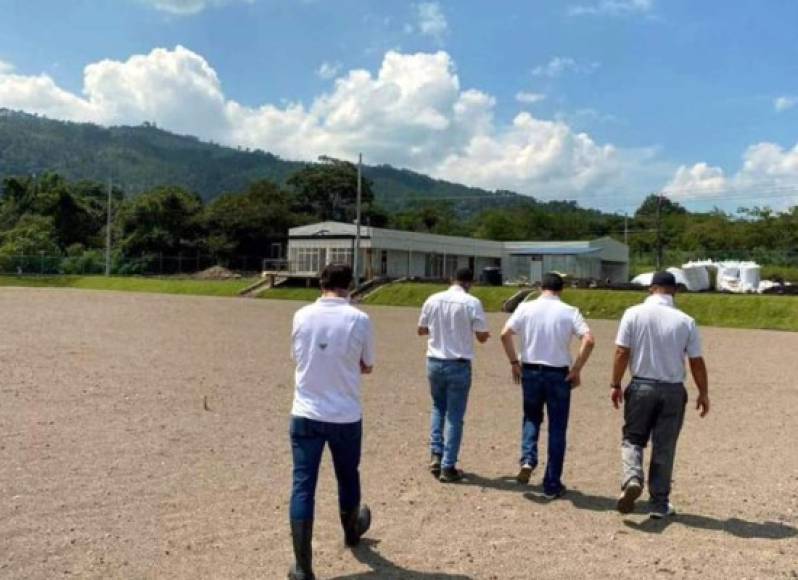 La junta directiva del Olimpia, comandada por su presidente Rafael Villeda, cuando visitó las instalaciones que estaba en plena construcción el año pasado.