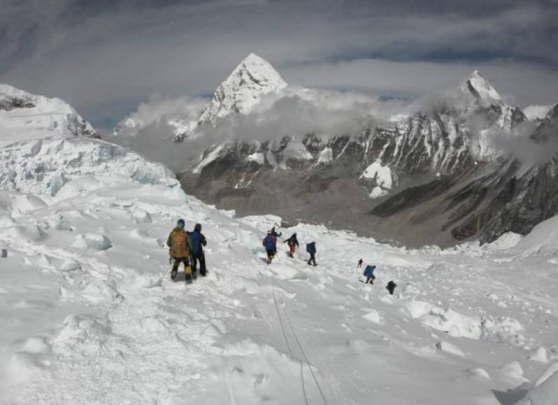 Debido a estos atascos, 'las botellas de oxígeno de muchos montañistas se agotan' explicó Chauhan, que está recibiendo curas en Katmandú tras congelarse la mano izquierda. 'Algunos alpinistas han muerto debido a su propia negligencia. Insistían en llegar a la cima cuando su oxígeno se reducía, lo que ponía en peligro sus vidas', asegura.