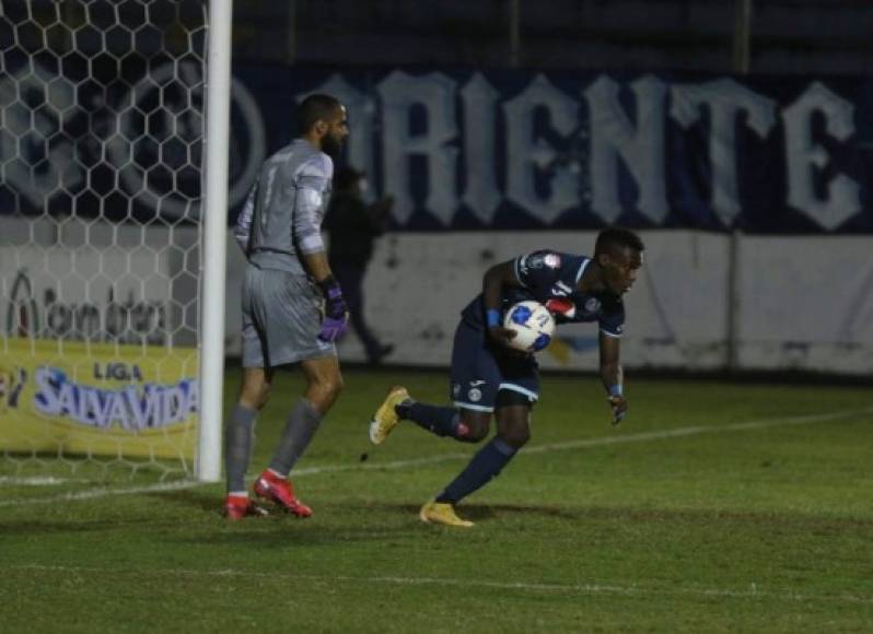 Rubilio Castillo tras marcarle el penal a Edrick Menjívar.