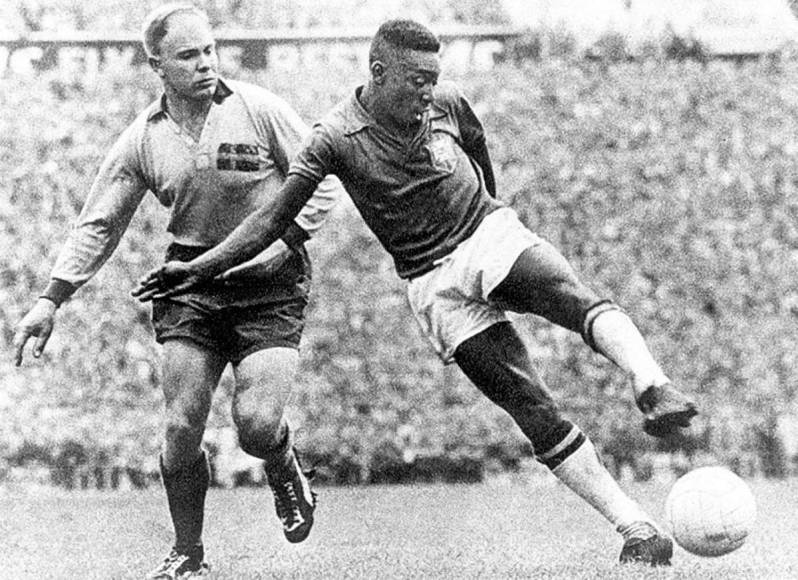 Pelé viajó a Suecia como suplente y terminó en lo más alto. Con apenas 17 años, brilló en la final del Mundial de 1958 ante los locales.