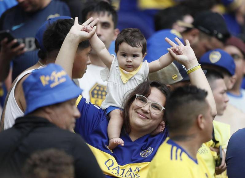 Esta madre orgullosa posando con su hija en hombros en el estadio Maracaná apoyando a Boca Juniors.