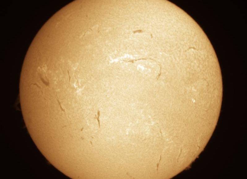 Carías explicó que esta mancha solar 3,590 estuvo particularmente activa pues en menos de 24 horas durante el 22 de febrero, eyectó tres potentes erupciones solares, de las cuales la última ha sido la más intensa dentro del actual ciclo Solar 25.