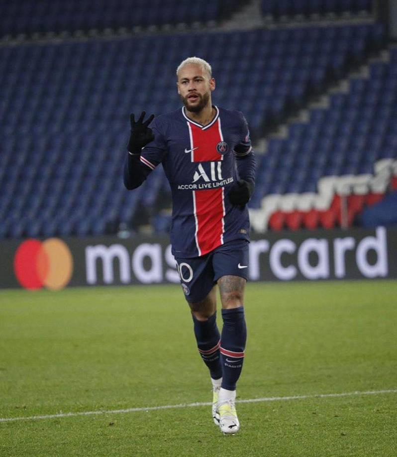 El pasado 28 de noviembre, Neymar Jr tuvo que abandonar el partido frente el Saint-Étienne en camilla, tras sufrir una lesión en el tobillo que le obligó a abandonar los terrenos de juegos hasta 2022. Ahora, en el proceso final de la recuperación, el brasileño ha vuelto a París para empezar a reincorporarse poco a poco a la dinámica del primer equipo francés.