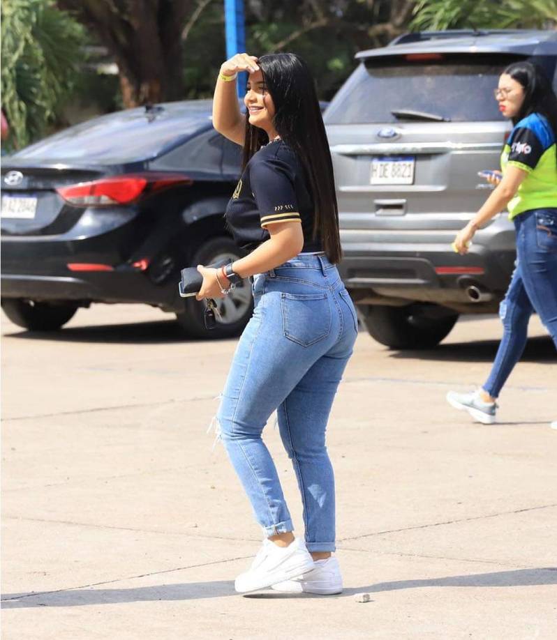 La hermosa Stephanie Lobo, novia del jugador Cristian Cálix del Olancho FC, robó miradas a su llegada al estadio Juan Ramón Brevé Vargas para alentar a su pareja.