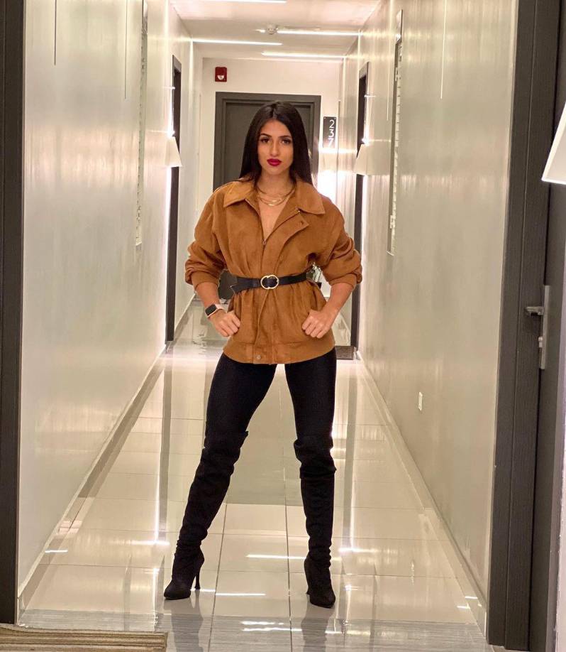 Para poder mantenerse lleva una estricta dieta, además de cumplir a cabalidad una normativa de ejercicios bajo la supervisión de Jhonny Vásquez, quien también en su momento fue campeón del fisicoculturismo nacional.