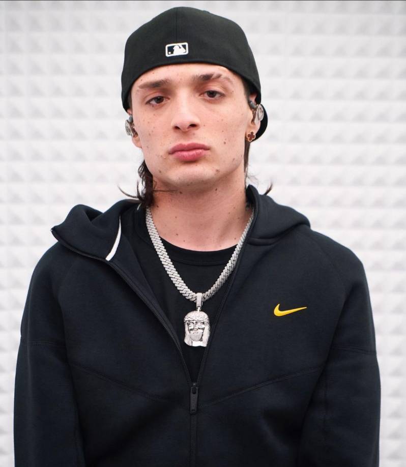 El artista Peso Pluma, actualmente goza de una alta popularidad mundial, dado a sus hit musicales en los que destacan “La Bebe”, “Lady Gaga”, y la colaboración junto a Karol G “Qlona”.