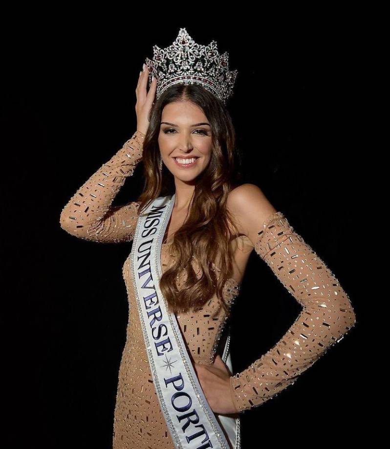 A la par, la cuenta oficial del certamen compartió un video de Machete recibiendo la corona de diamantes, rodeada de las otras competidoras, que la felicitan y festejan con ella.