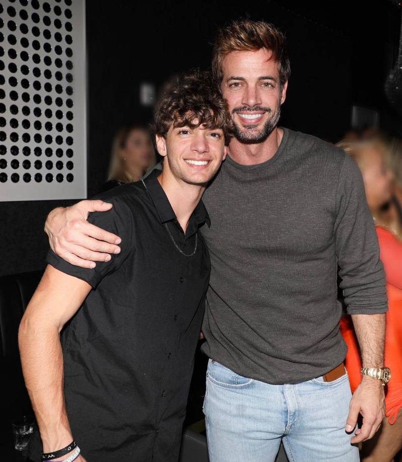 El joven galán podría tener un futuro prometedor en lo que se proponga y decida, puesto que el apoyo incondicional de su padre lo tiene al cién, y queda más que demostrado en la conexión que tiene junto a su padre William Levy.