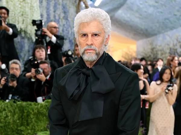 El cantante Bad Bunny llegó con la apariencia de un anciano a la alfombra de la MET Gala.