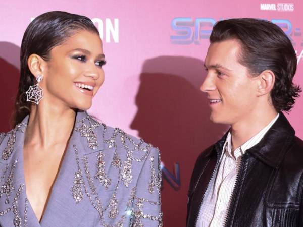 Zendaya no deja de acallar los rumores de boda. La estrella de “Euphoria” intentó aclarar la confusión sobre su supuesta boda con Tom Holland durante una entrevista en “Jimmy Kimmel Live!” el pasado lunes, solo para desconcertar aún más a sus fans.