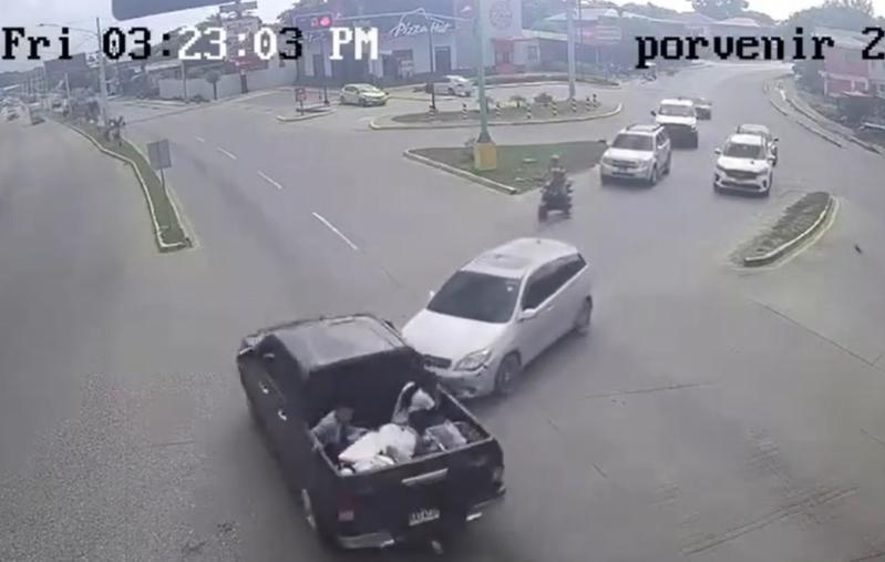 Se cruzó un semáforo en rojo: capturan a padre tras accidente en el que murió su hijo en Puerto Cortés