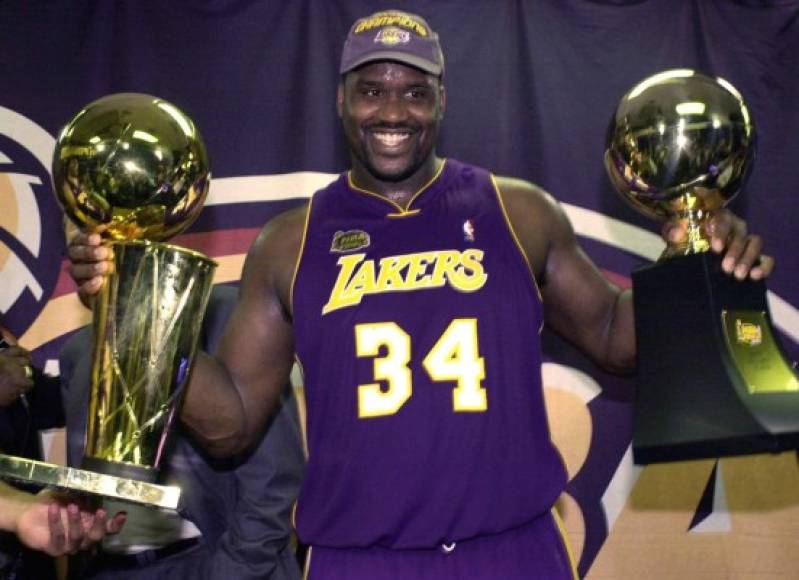 Shaquille O'Neal - El que fuera pivot de los Lakers, entre otros equipos de la NBA, gastó un millón de dolares en tres coches de lujo, una casa para su madre y diversas joyas.