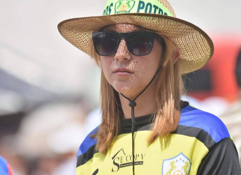 Mujer policía cautiva: Las bellas chicas de la final de ida Olancho-Olimpia