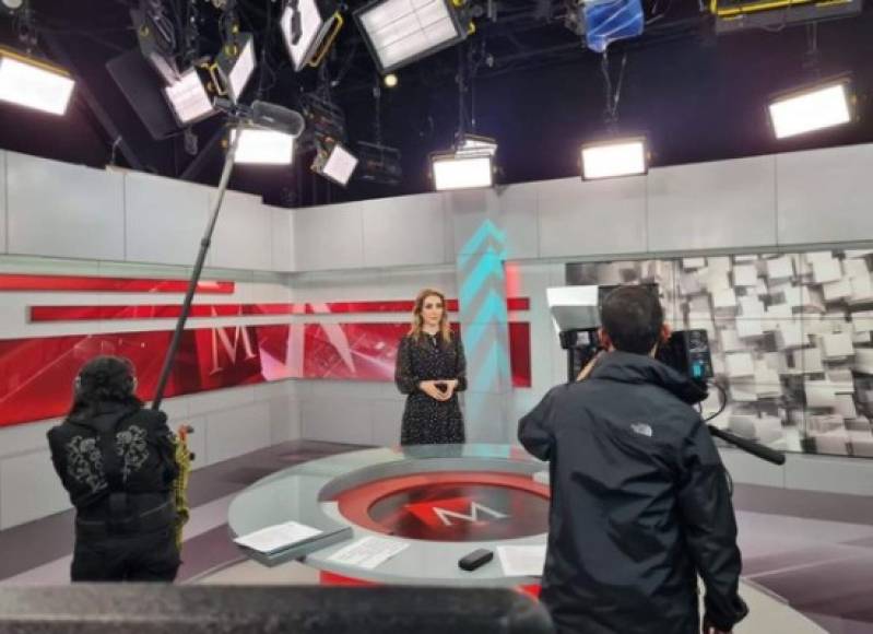 Azucena es la conductora titular del noticiero de las 21:00 horas de Grupo Milenio desde 2014.
