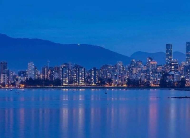 Pese a que la pareja ya no recibirá recusos de la casa real, Meghan Markle se mostró interesada en una impresionante mansión en West Vancouver, de donde se pueden ver los rascacielos.