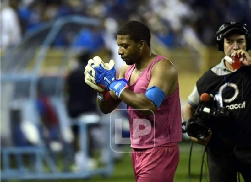 'Buba' López agradeciendo a la afición hondureña que viajó a El Salvador para apoyarlos.