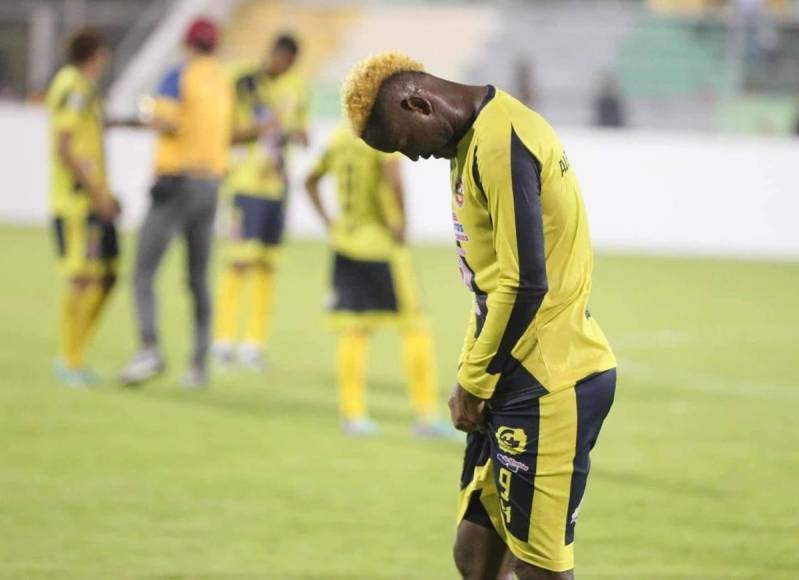 Alexander Bodden, cabizbajo por la derrota del Génesis contra el Olimpia en la ida de la semifinal.