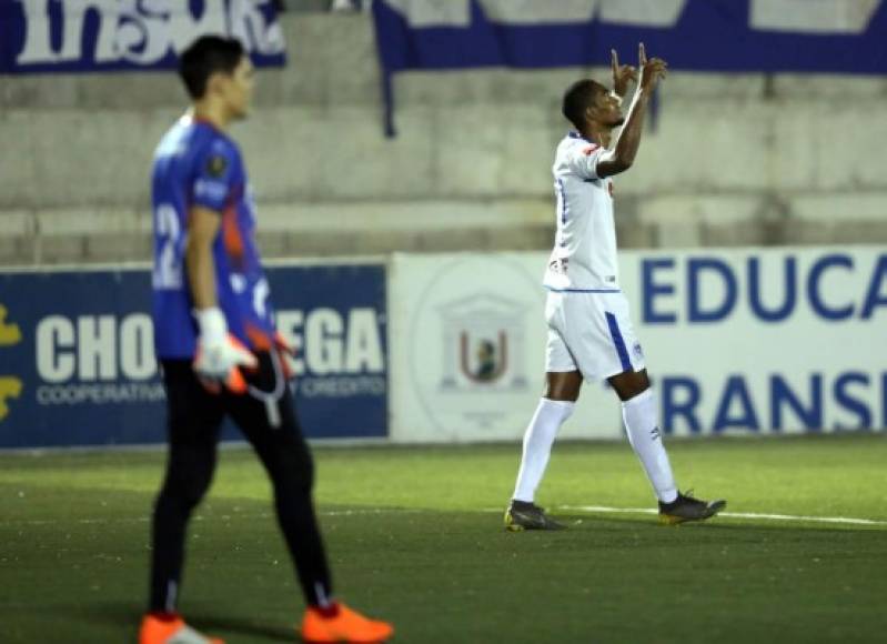 Jerry Bengtson celebrando su gol de penal que dio el empate al Olimpia ante la UPN.