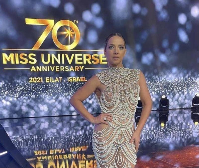 Durante la gala final del Miss Universe, Adamari se veía hermosa con un elegante y sensual vestido decorado con pedrería.