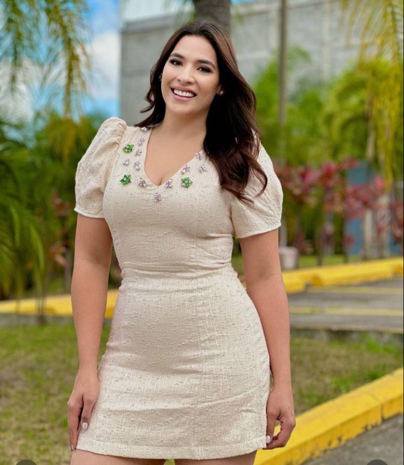 Carolina Lanza es una de las imágenes más populares de la televisión hondureña, lleva más de 10 años siendo presentadora del popular canal HCH. 