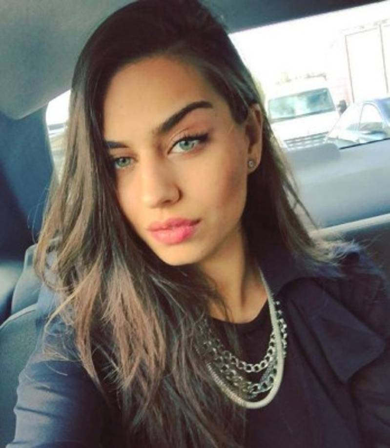 Fue coronada Miss Turquía 2014 y representó a su país en el concurso Miss World 2014 .