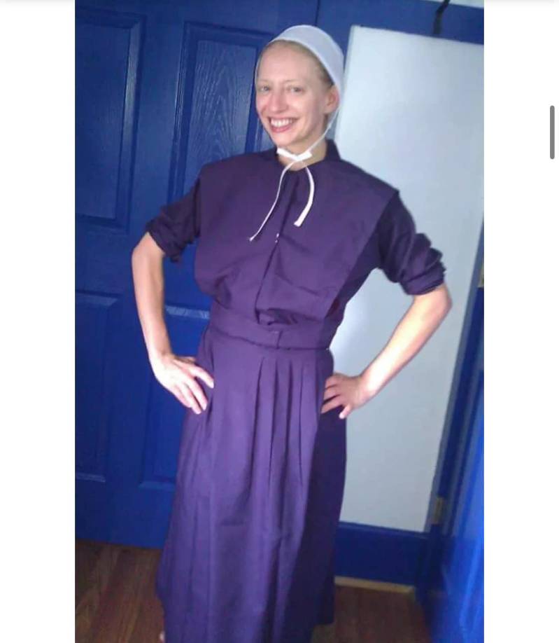 A los 17 años comenzó a salir a escondidas con sus primos y reunirse con personas de su misma edad, acción que le hizo ver el panorama de manera diferente.